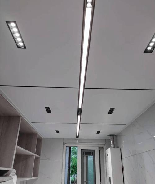 关于阳台吊顶后怎么处理供放衣杆的挂钩留下的铝扣板孔问题,怎么解决啊... 关于阳台吊顶后怎么处理供放衣杆的挂钩留下的铝扣板孔问题,怎么解决啊...